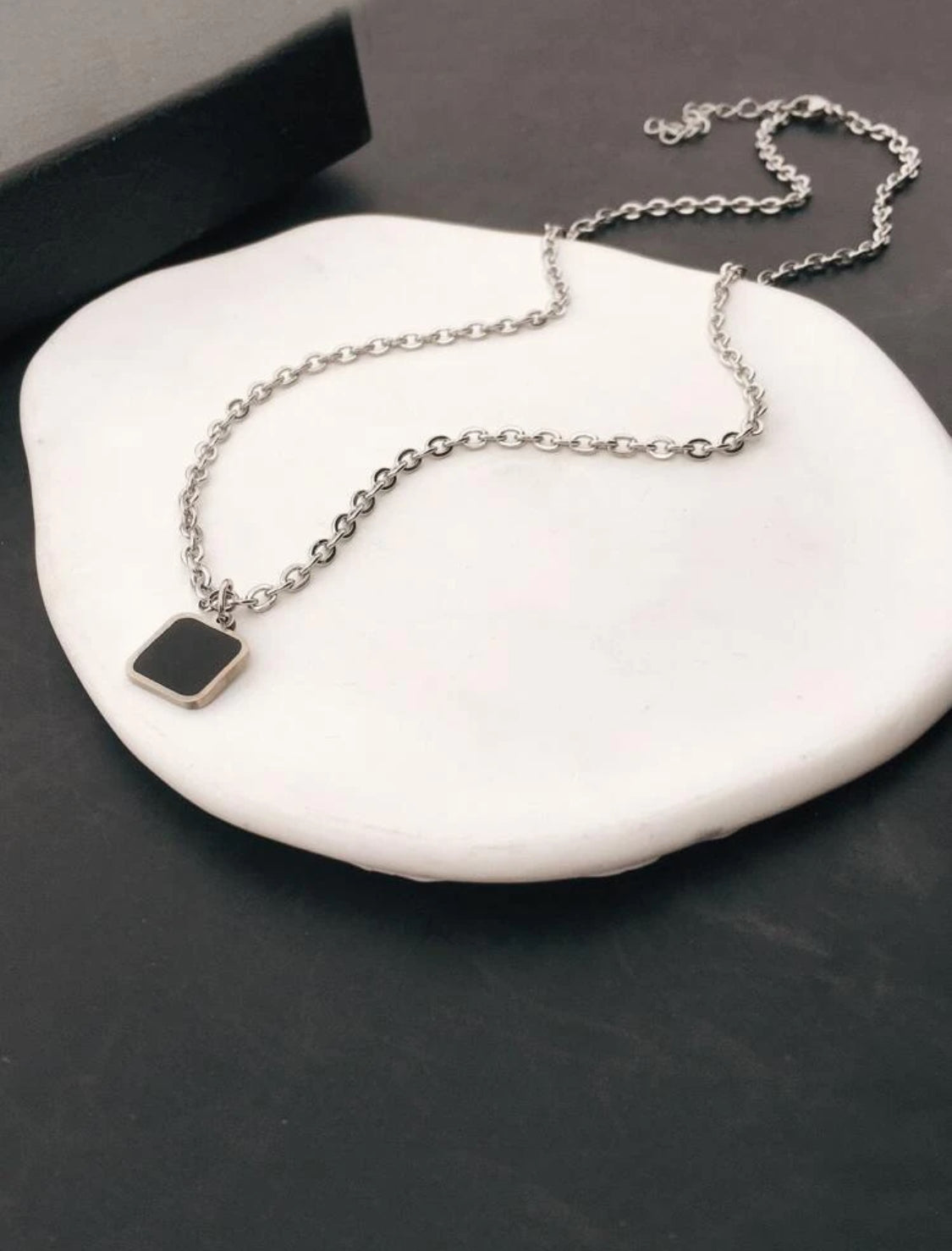 Collier en acier inoxydable avec charm carré et pierre noire