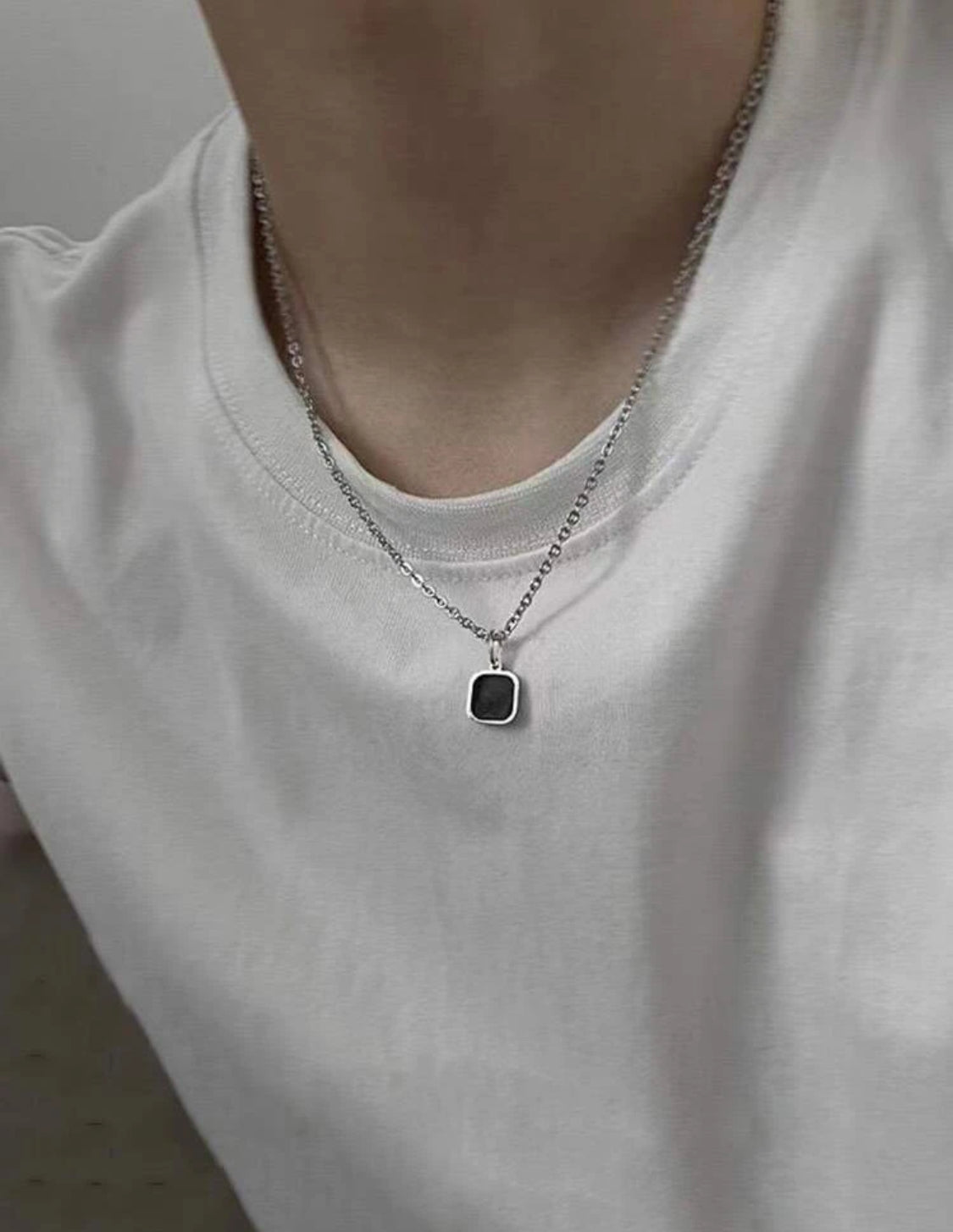 Collier en acier inoxydable avec charm carré et pierre noire