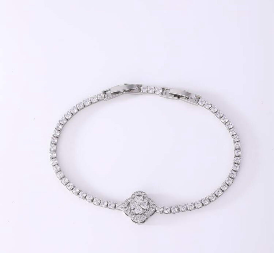 Bracelet argenté avec zircons et motif fleur